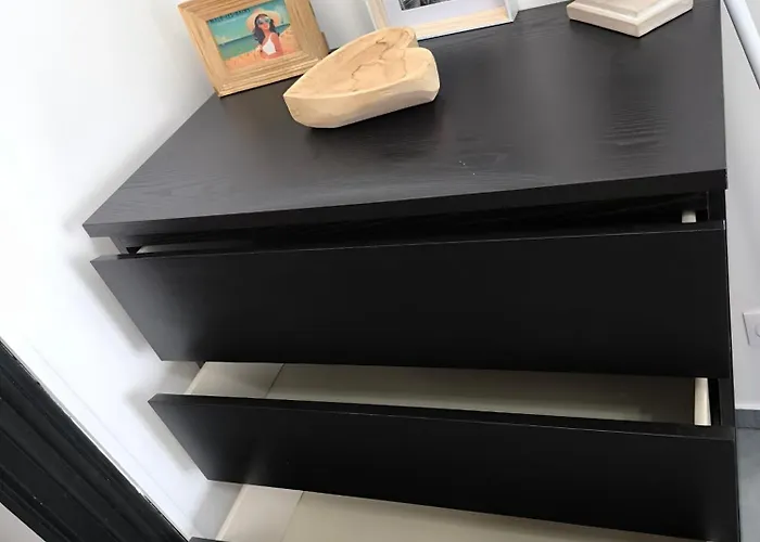 Leone à Deux Pas De La *