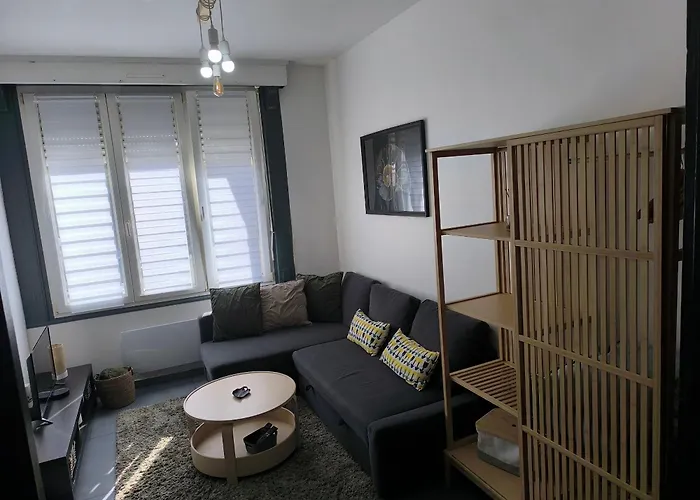 Leone à Deux Pas De La